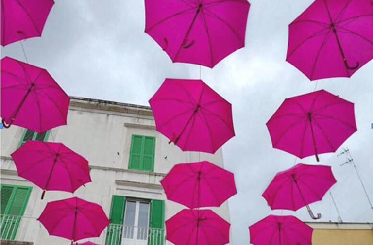 Ombrelli rosa in piazza Municipio