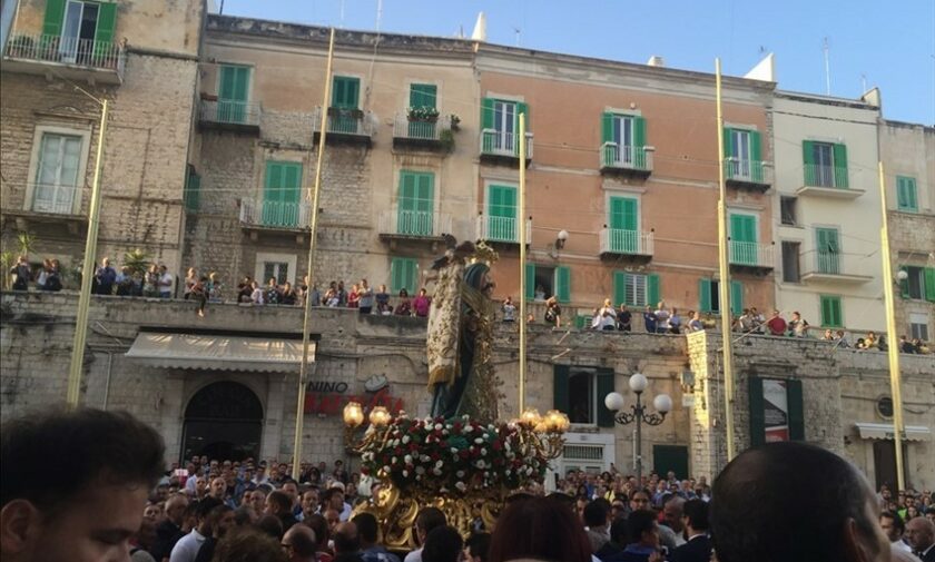 La statua della Madonna dei Martiri in processione