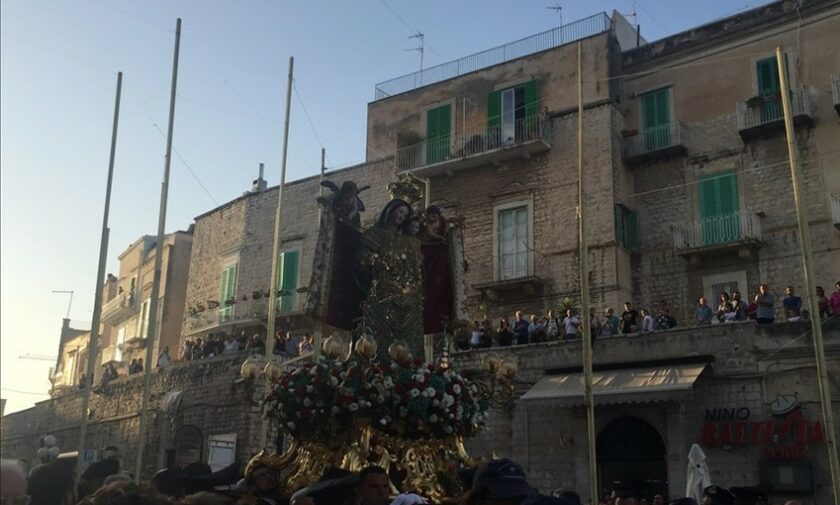 La statua della Madonna dei Martiri in processione