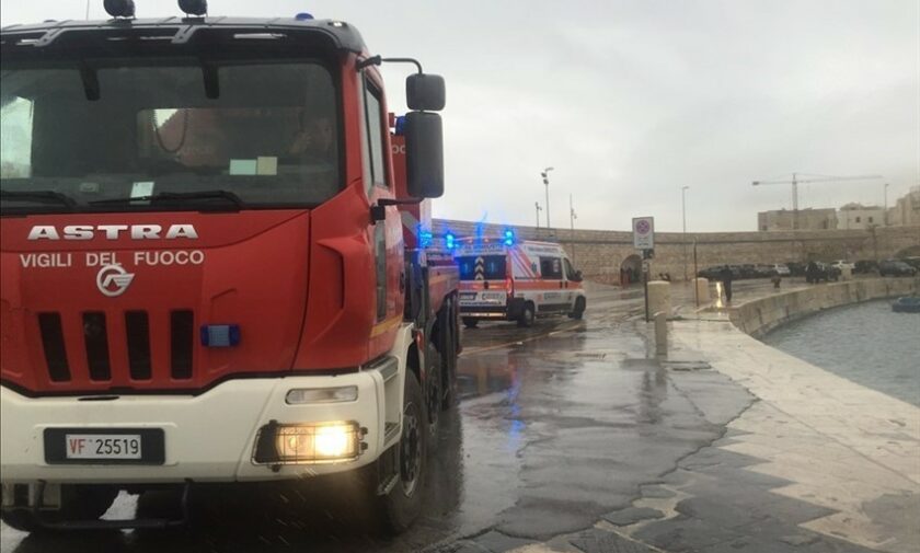 Vigili del fuoco e ambulanza in porto