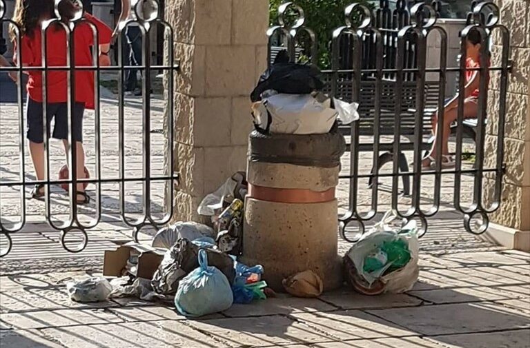 Accumuli di rifiuti in piazza Mentana