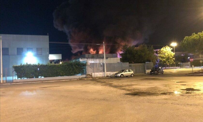 L’incendio di questa notte in zona industriale