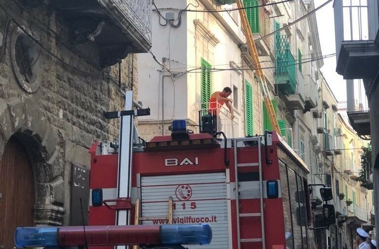 L’intervento dei vigili del fuoco e della polizia locale in via Domenico Picca