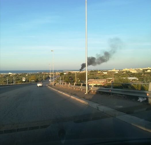 Sterpaglie e gomme in fiamme nell'area del nuovo Porto