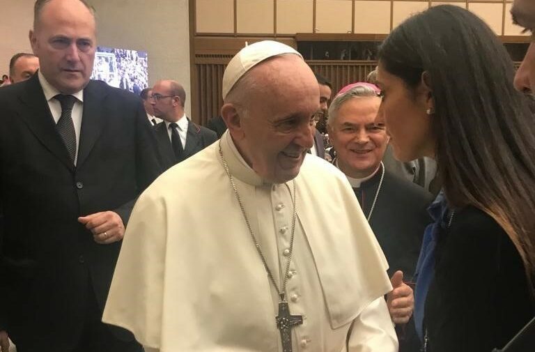 L’assessore alla Cultura Sara Allegretta con Papa Francesco