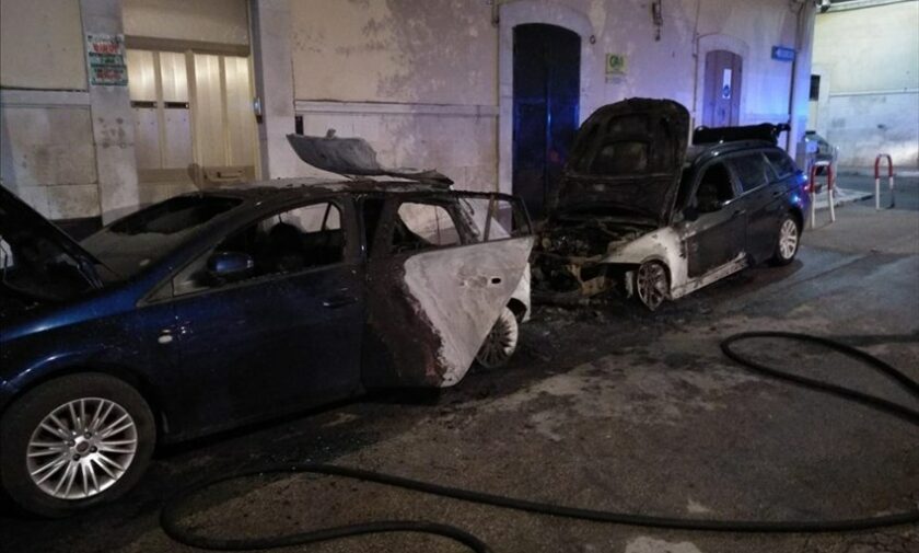 Auto in fiamme in piazza Paradiso