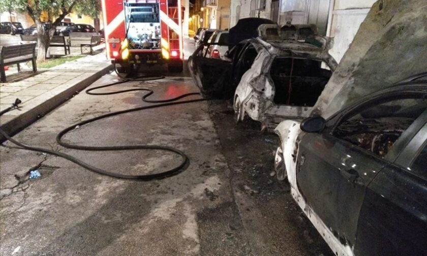 Auto in fiamme in piazza Paradiso