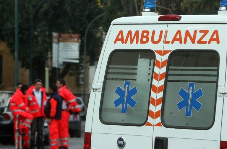 Un'ambulanza del 118 (foto di repertorio)
