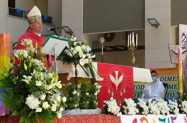 Mons.Cornacchia celebra la Pentecoste in quartiere