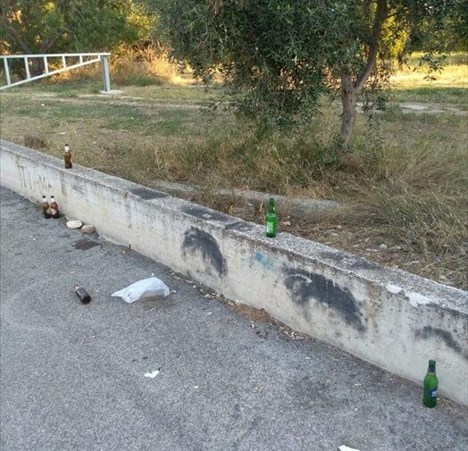 Bottiglie di vetro abbandonate su via Moravia