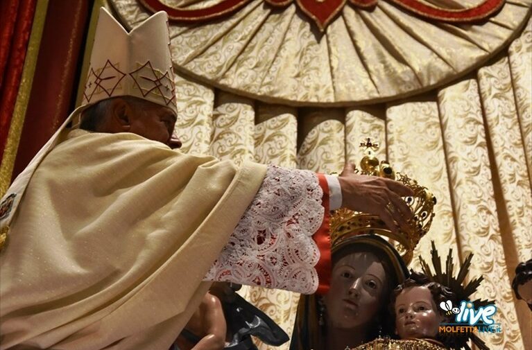 Il Vescovo incorona la Madonna