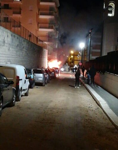 Auto in fiamme nel quartiere San Giuseppe