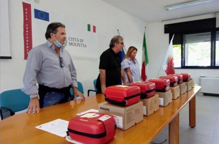 Defibrillatori donati agli impianti sportivi