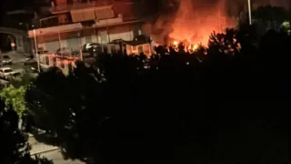 A fuoco la concessionaria auto in Via Salvucci