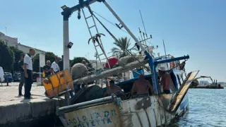 Motopesca semi-affondato nel porto di Molfetta: scattano le operazioni di recupero
