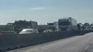 Auto si ribalta sulla SS16, poi ne segue un tamponamento: traffico in tilt