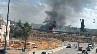 Auto in fiamme sulla SS16, traffico rallentato in direzione nord