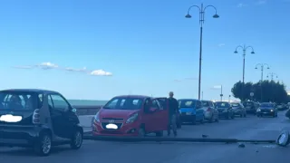 Forti raffiche di vento, cade un palo al lungomare